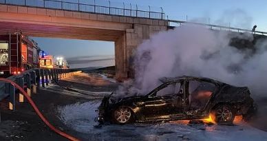 Aksaray'da feci kaza! Bariyerlere çarptı alev aldı