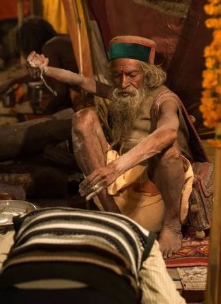 50 yıldır sağ kolu havada yaşıyor! Sebebi ise...