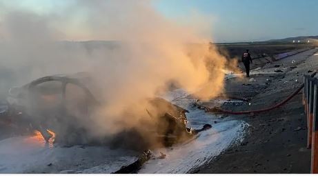 Aksaray'da feci kaza! Bariyerlere çarptı alev aldı