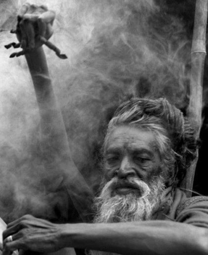 50 yıldır sağ kolu havada yaşıyor! Sebebi ise...