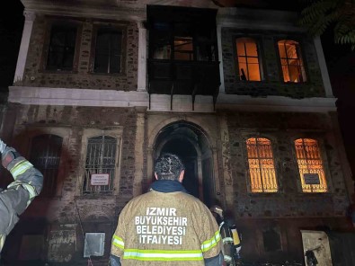 Izmir'de Alev Alev Yanan Tarihi Bina Küle Döndü