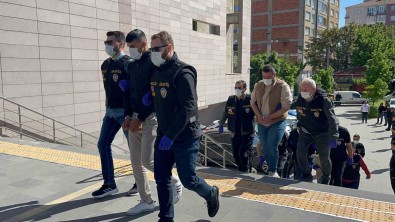 Kavga Ettikleri Sahsi Biçaklayan 5 Kisiden 3'Ü Tutuklandi