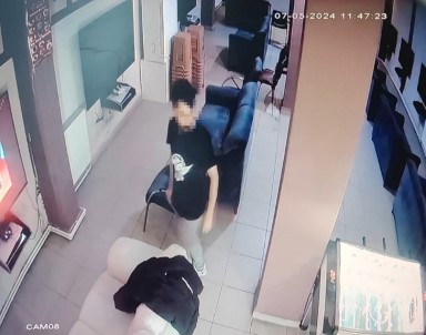 Sultangazi'de Oyun Konsolu Hirsizligi Kamerada Açiklamasi 'Arabami Çekip Gelecegim' Diyerek Kaçti