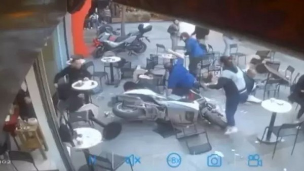İstanbul'da akılalmaz kaza: Kafe savaş alanına döndü! 'Bowling topu gibi devrildiler'