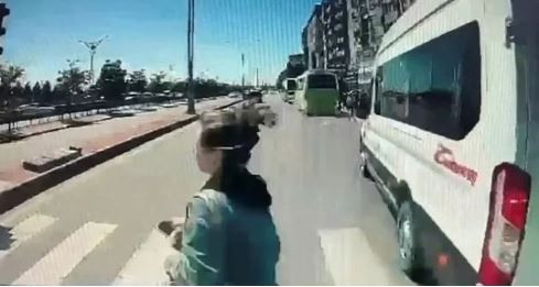Kocaeli'de otomobil yaya geçidindeki kadına çarptı: O anlar kamerada