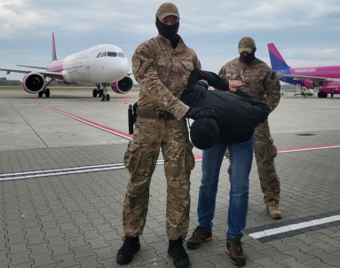 Almanya'da Cinayet Süphelisi Olarak Aranan Türk, Polonya'da Uçakta Yakalandi