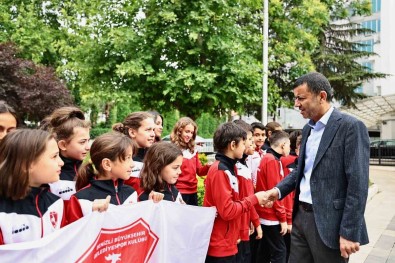 Baskan Çavusoglu Genç Yüzücüleri Antalya'ya Ugurladi