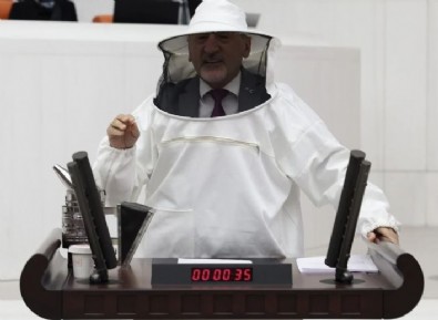CHP'li vekil Mustafa Adıgüzel, Meclis'te arıcıların tulumunu giydi Haberi