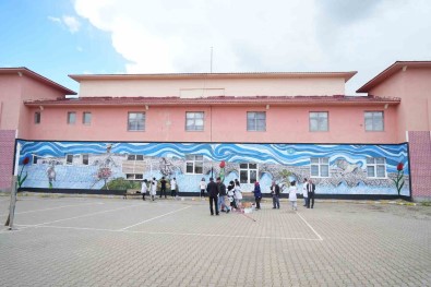 Muslu Ögrenciler Okullarinin Duvarlarini Sanat Eserine Dönüstürdüler