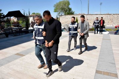 Sahte Polisleri, Gerçek Polisler Yakaladi