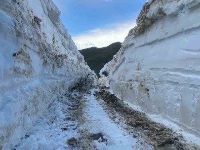 Yüksekova'da 5 Metreyi Bulan Kar