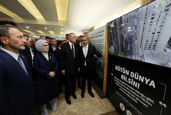 Başkan Erdoğan, eşi Emine Erdoğan ile birlikte Kızılcahamam'da Filistin sergisini gezdi