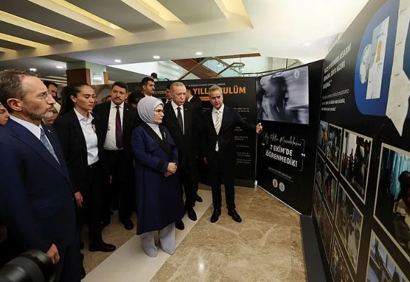 Başkan Erdoğan, eşi Emine Erdoğan ile birlikte Kızılcahamam'da Filistin sergisini gezdi