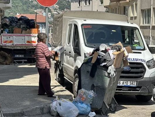 Dairedeki kötü kokulardan şikayetçi oldular gördüklerine inanamadılar! O evden kamyonlarca...