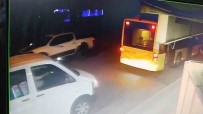 Atasehir'de Seyir Halindeki Otomobile Çarpip Kaçan Araç Kamerada