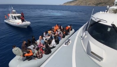 Ayvacik Açiklarinda 54 Kaçak Göçmen Yakalandi