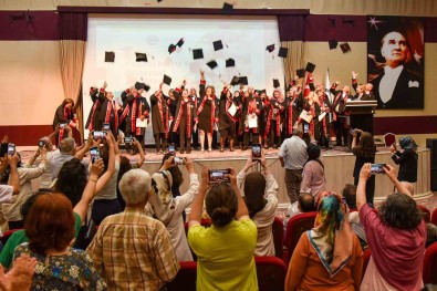 KMÜ'de 60 Yas Üstü Ögrencilerin Mezuniyet Coskusu
