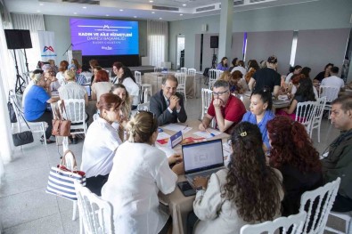 Mersin'de 'Kadin Çalistayi' Gerçeklestirildi