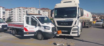 Nigde'de Tir Ile Kamyonet Çarpisti Açiklamasi 1 Yarali