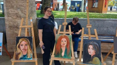 Ögrenciler Eserlerini Sergiledi