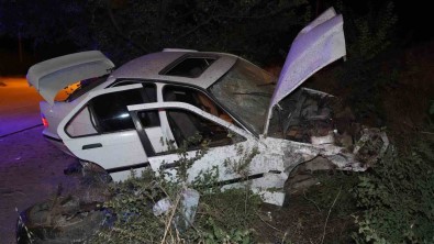 Takla Atan Otomobil Hurdaya Döndü Açiklamasi 2 Yarali