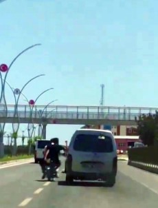 Canlarini Hiçe Sayip, Motosikletle Seyir Halindeki Araci Yumrukladilar