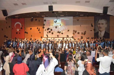 KMÜ'de Uygulamali Bilimler Yüksekokulu Ögrencileri Mezuniyet Heyecani Yasadi
