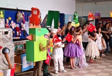 Minikler, Çevrenin Önemine Hazirladiklari Defile Ile Dikkat Çekti
