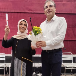 'Ögrenmenin Yasi Olmaz' Dedi 65 Yasinda Okuma Yazmayi Ögrendi