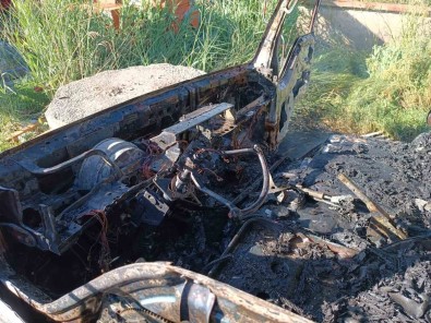 Park Halindeki Kamyonet Yanarak Kullanilamaz Hale Geldi