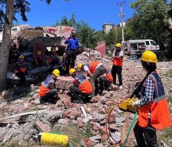 Tunceli'de Ögretmenlere Depremde Arama Kurtarma Egitimi Ve Tatbikati