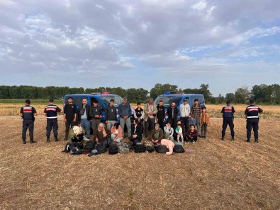 Yunanistan'a Kaçmaya Çalisan 5'I Çocuk 7'Si Kadin 22 Düzensiz Göçmen Yakalandi