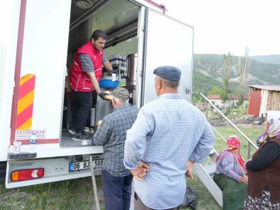 12 Evin Yandigi Köyde Vatandaslara Kizilay Ekibinden Yemek Ikrami