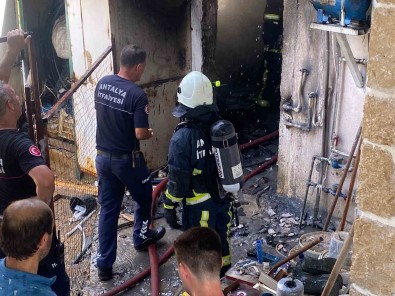 Depoda Çikan Yangin Eve Siçrar Siçramaz Söndürüldü