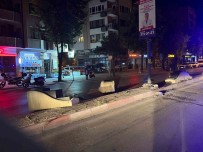 Kontrolden Çikan Otomobil Direge Çarpti Açiklamasi 5 Yarali