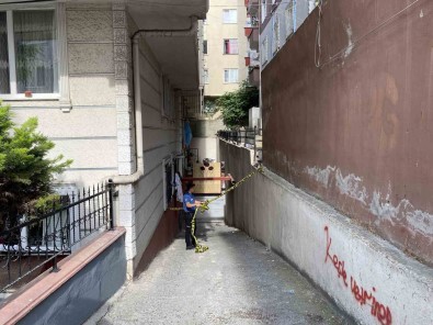 Küçükçekmece'de Balkondan Düsen 1.5 Yasindaki Minik Kiz Agir Yaralandi