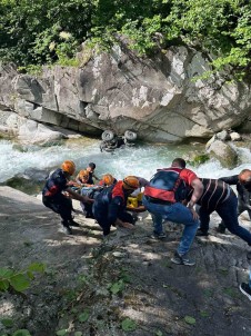 Rize'de ATV Ile Dereye Yuvarlanan Gençler, AFAD Personeli Tarafindan Kurtarildi