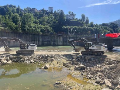 Rize'de Sel Risklerini Azaltmada Kullanilacak Olan 8 Is Makinesi Dere Islahlarina Basladi