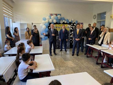 Istanbul'da Karneyi Alan Ögrencilerde Yaz Tatili Heyecani Basladi