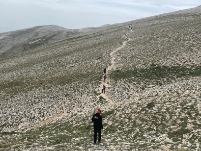 Komandolar 185. Yilda Türk Bayragini Bursa'nin Zirvesine Tasidi