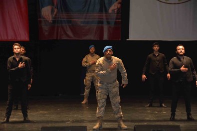 Komandolarin Zeybek Gösterisi Büyük Begeniyle Topladi