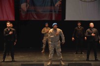 Komandolarin Zeybek Gösterisi Büyük Begeniyle Topladi