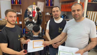 Ögrenciler Karnelerini Isyerlerinde Aldi