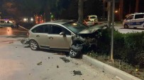 Otomobil Park Halindeki Araçlara Ve Refüjdeki Agaca Çarpti Açiklamasi 2 Yarali Haberi