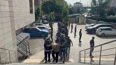 Tefecilik Ile 153 Milyon TL Gelir Elde Eden 12 Süpheliden 4'Ü Tutuklandi