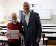 Türk Telekom'un Tahtapp Uygulamasini Kullanan Günisigi Çocuklari Karnelerini Aldi