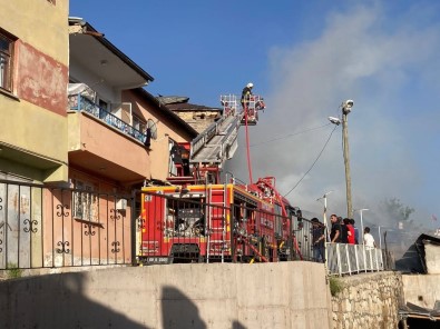 Bayburt'ta Çikan Yanginda 3 Ev Hasar Gördü