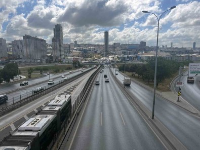 Bayram Tatilinin Ilk Günü Istanbul'da Trafik Bos Kaldi