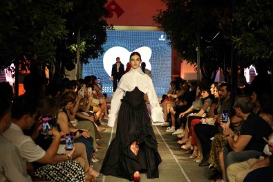 Genç Modacilardan Renkli Defile