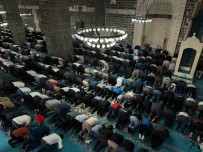 Diyarbakir'in 5. Harem-I Serif'inde Bayram Namazi Kilindi